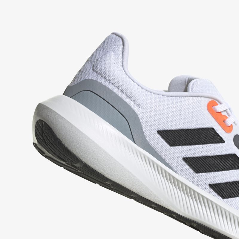 Moderner Sneaker mit leichter, atmungsaktiver Struktur und sportlichem Design für optimalen Komfort.