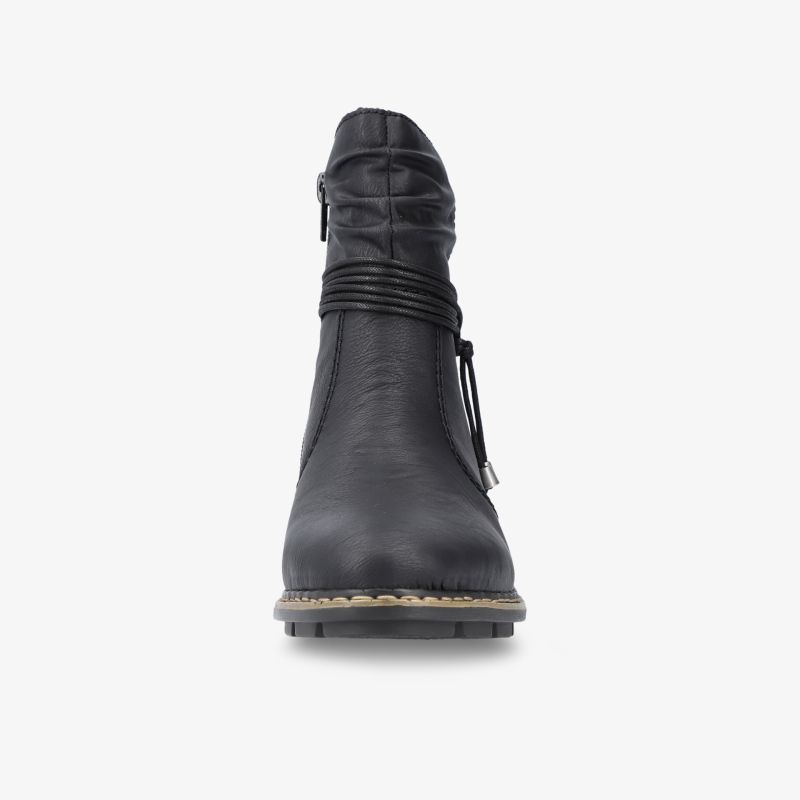 Robuster Schuh mit gepolstertem Schaft und verstellbarem Riemen für hohen Tragekomfort und optimale Passform
