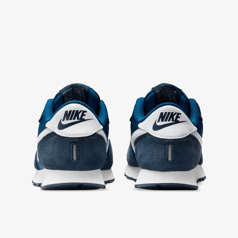 Blauer Nike Sneaker mit weißem Akzent und sportlichem Design, ideal für Alltag und Fitness.