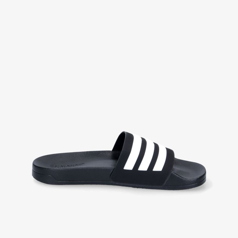 Stilvolle und bequeme Badeschuhe mit markanten Streifen für entspannte Freizeitaktivitäten und perfekten Komfort.