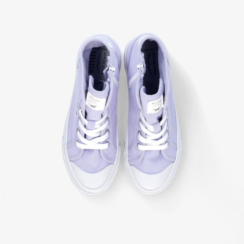 Lilafarbene Sneakers aus Canvas mit weißer Sohle und Schnürsenkeln. Ideal für einen stilvollen Auftritt im Alltag.