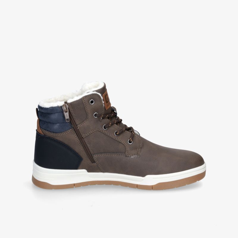 Stilvoller brauner Stiefel mit wärmedämmender Innenfütterung, optimal für kühle Tage und vielseitige Outfits.