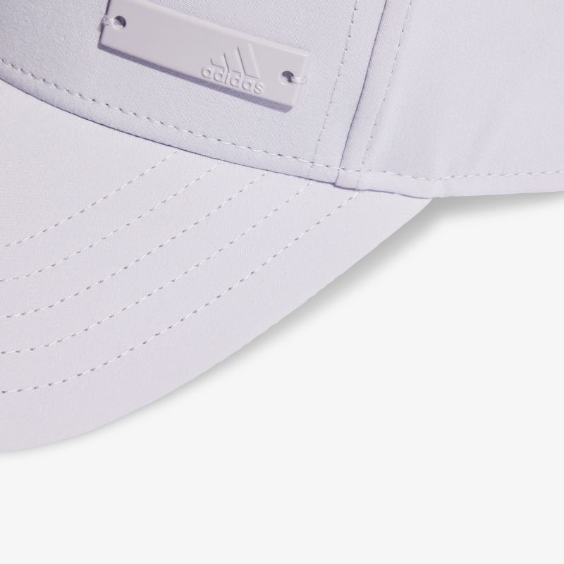 Weiße Adidas-Kappe mit elegantem Design und komfortabler Passform für sportlichen Stil.