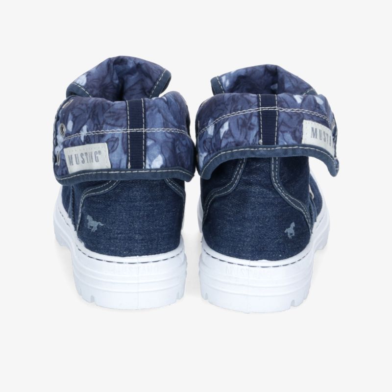Rückansicht von robustem navy Schuh mit weißer Sohle und praktischem Klettverschluss für einfachen Halt