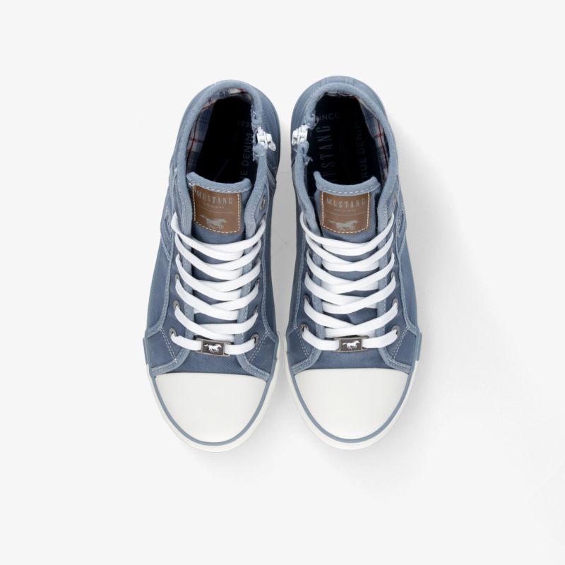 Bequeme blaue und weiße Sneaker mit Schnürsenkeln, langlebig und atmungsaktiv, perfekt für den Alltag