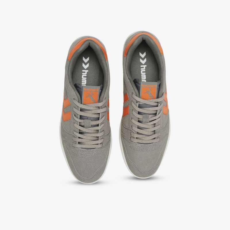 Graue Sneaker mit orangen Akzenten, ideal für Sport und Freizeit, bietet bequemen Sitz und trendiges Design.