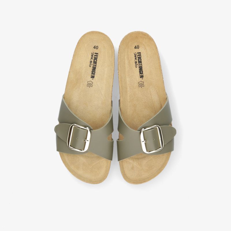 Stylische Sandalen mit verstellbarer Schnalle und ergonomischem Fußbett für hohen Tragekomfort.