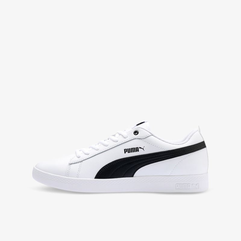 Moderner weißer Sneaker mit markantem schwarzen Streifen, ideal für alltägliche und sportliche Outfits