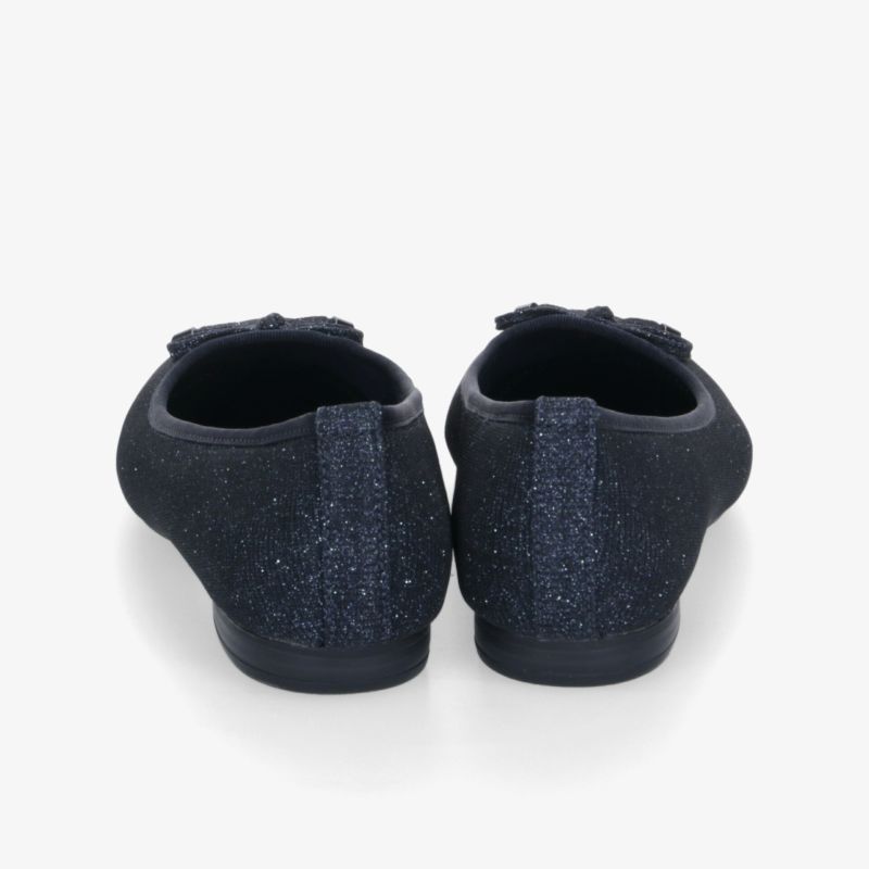Schwarzes Ballerina-Schuhpaar von hinten mit elegantem Design und weichem Material für hohen Komfort