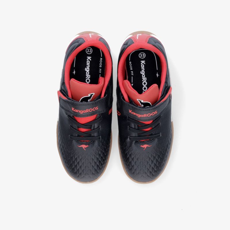 Robuste Sportschuhe mit Klettverschluss und modernem Design in Schwarz-Rot, geeignet für Sportaktivitäten.