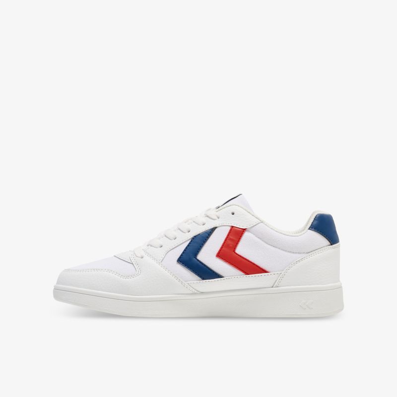 Moderner weißer Schuh mit rotem und blauem Akzent, seitliche Ansicht, komfortabel und langlebig