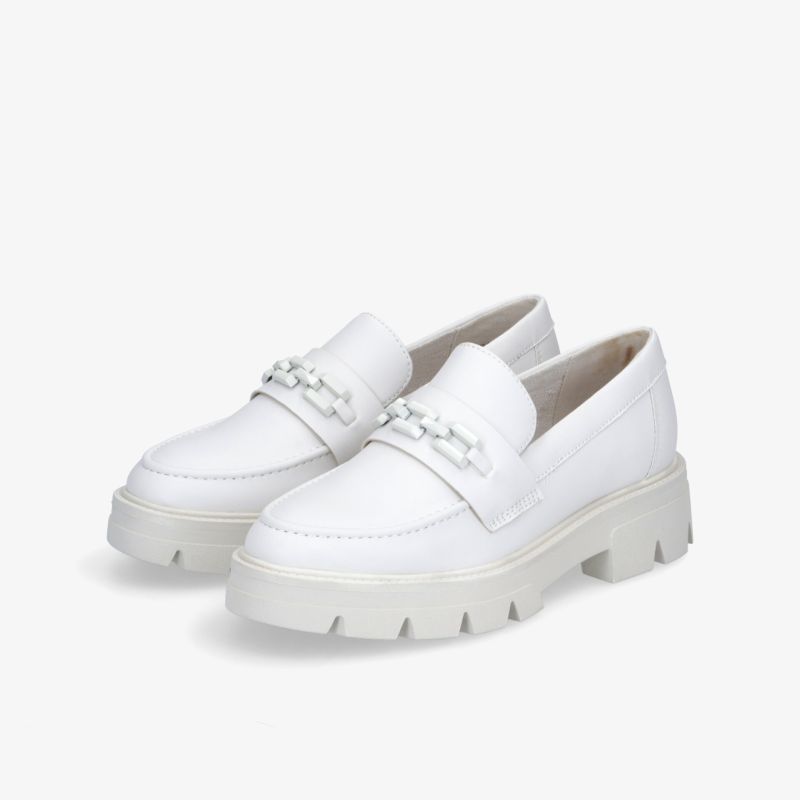 Elegante weiße Loafer mit Chunky-Sohle und Kettendetail, ideal für modischen Stil und Komfort.
