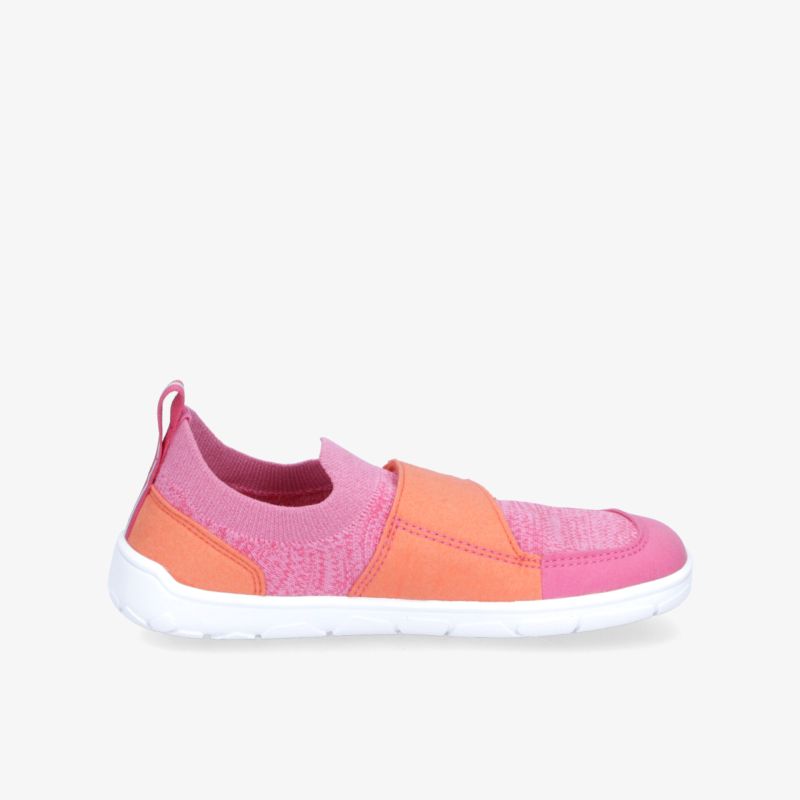Leichter Sportschuh mit elastischer Passform und rutschfester Sohle in modernen Orange- und Rosatönen, seitliche Ansicht