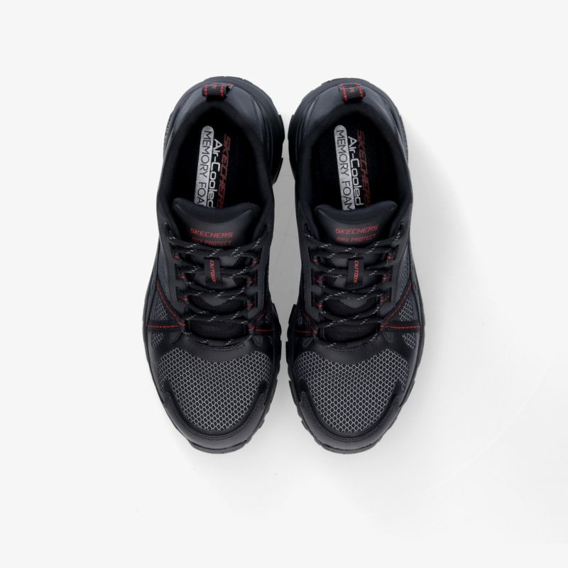 Moderne schwarze Sportschuhe mit atmungsaktivem Design und robuster Sohle. Perfekt für Alltag und Sport.