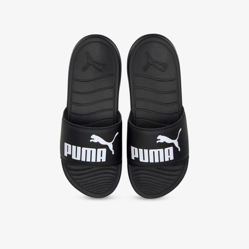 Bequeme schwarze Badeslipper mit markantem Puma-Logo, ideal für Freizeit und Strand.