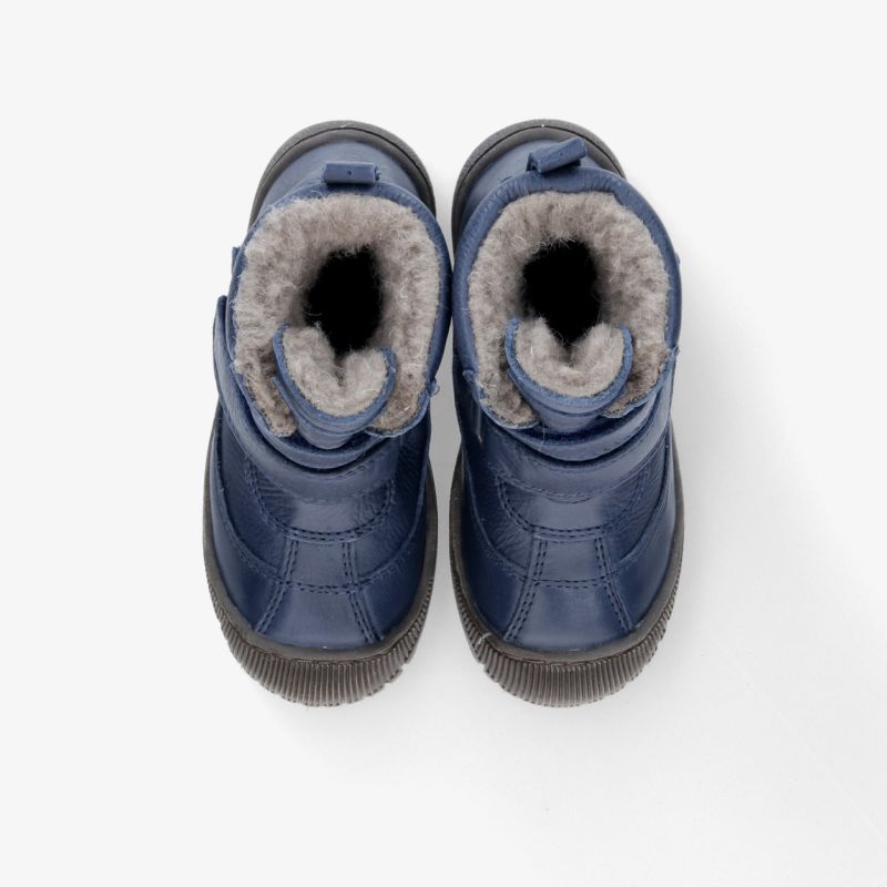 Robuste Winterstiefel in Dunkelblau mit warmem Futter und rutschfester Sohle für optimalen Komfort und Halt.