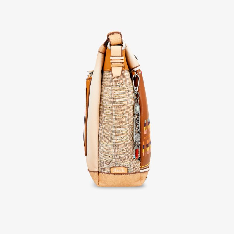Eleganter und vielseitiger Rucksack in verschiedenen Farbtönen und Texturen aus seitlicher Sicht.