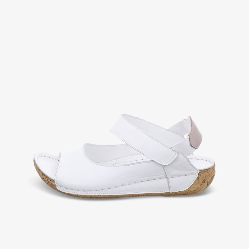 Weiße Sandale seitlich mit verstellbarem Klettverschluss, weicher Polsterung und flexibler, ergonomischer Sohle