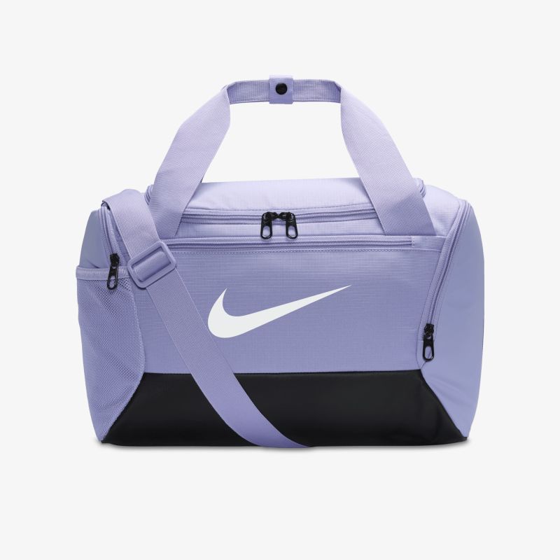 Lila Nike Trainingsbag mit schwarzem Boden, großer Stauraum und verstellbarem Schultergurt in Frontansicht