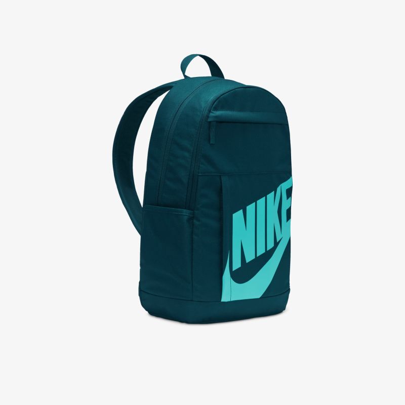 Robuster und geräumiger Nike Rucksack in tiefblau mit großem Logo und praktischem Reißverschluss vorne