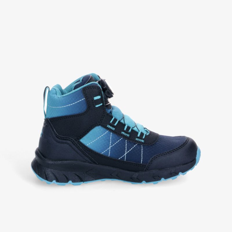 Leichter blauer Wanderschuh mit wasserdichter Oberfläche und rutschfester Sohle von der Seite.