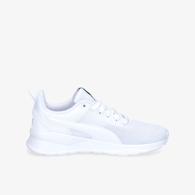 Moderner weißer Sportschuh mit atmungsaktivem Material für maximalen Komfort und Stil.