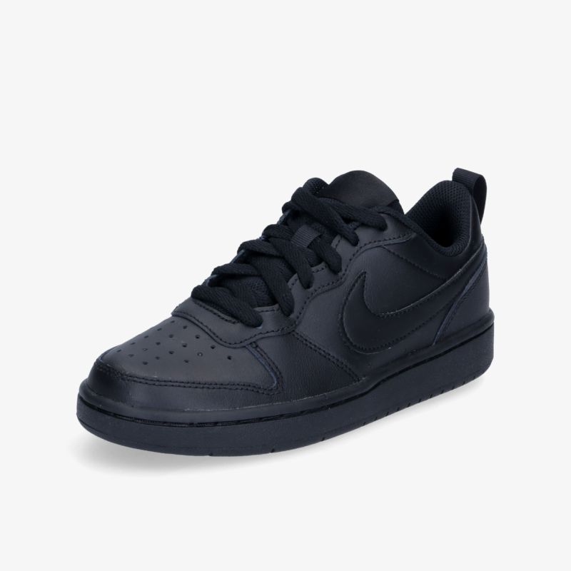 Schwarzer Sneaker in schräger Vorderansicht mit robustem Design und bequemer Passform