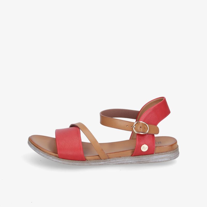 Elegante rote Sandale mit verstellbaren Riemen und rutschfester Sohle, ideal für stilvolle Sommerabenteuer.