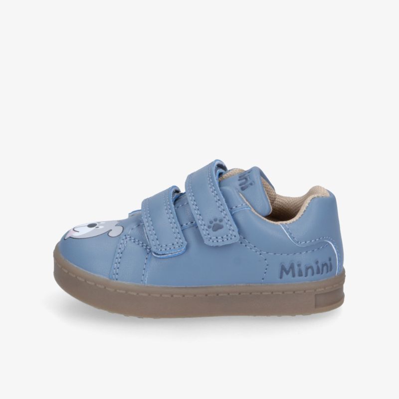 Blauer Kinderschuh mit zwei Klettverschlüssen, rutschfester Sohle und gepolstertem Schaft für hohen Tragekomfort