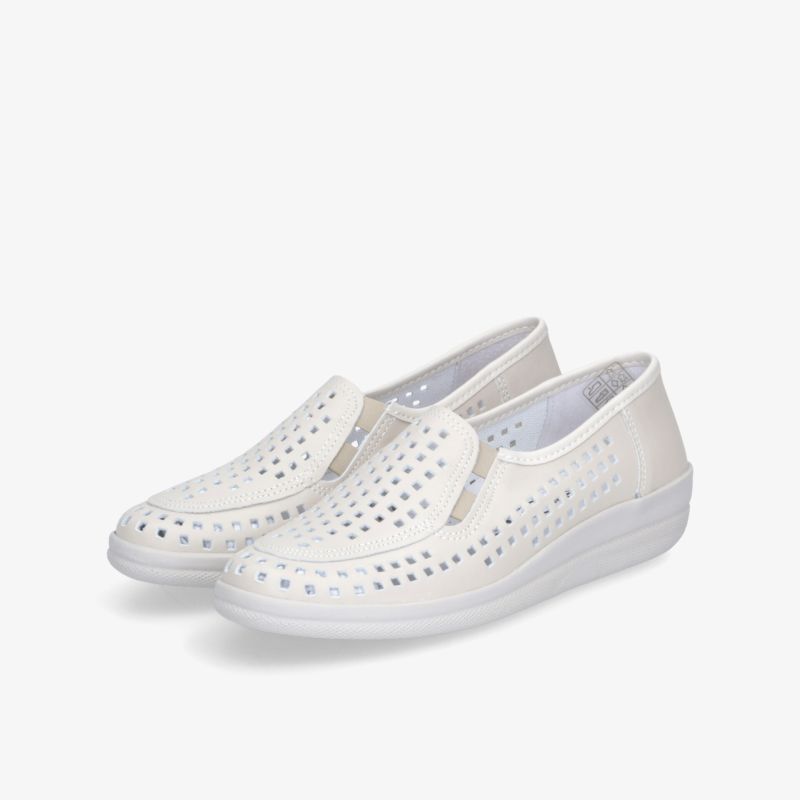 Leichte weiße Slipper mit atmungsaktivem perforiertem Obermaterial und rutschfester Sohle für hohen Tragekomfort