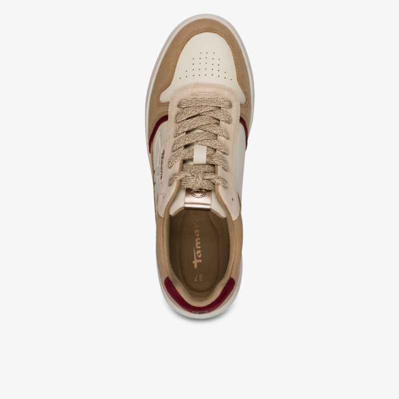 Beiger Sneaker mit atmungsaktivem Obermaterial, bequemer Schnürung und weißer Sohle mit rotem Akzent