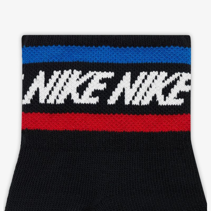 Nike Socken mit modernem Streifendesign in Blau und Rot. Komfortable Passform für optimalen Halt.