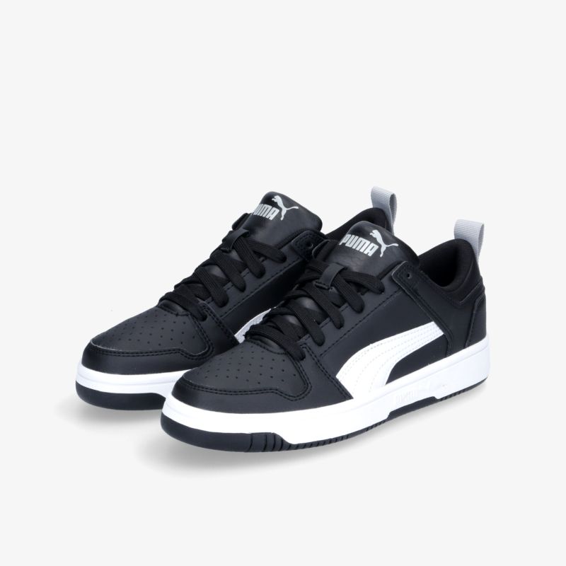 Stylische schwarze Sneaker mit weißen Details, ideal für Sport und Freizeitaktivitäten.