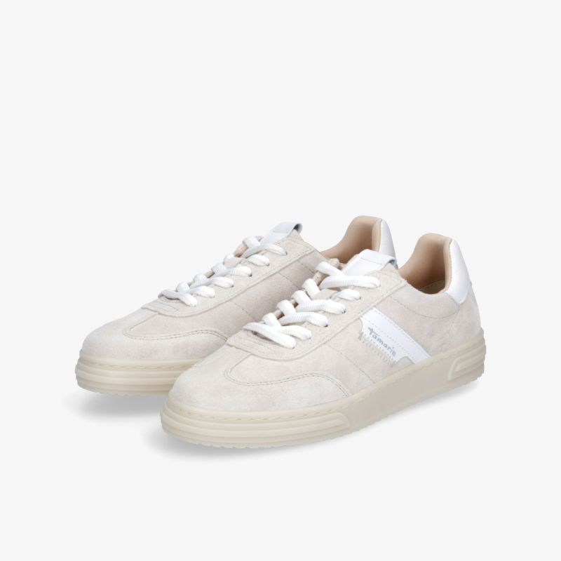 Beige Sneaker in schräger Vorderansicht mit robuster Sohle und komfortabler Polsterung für optimalen Tragekomfort.