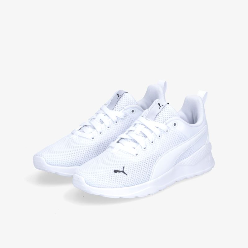 Weiße Sneaker aus atmungsaktivem Mesh-Material mit markantem Design und komfortablem Laufgefühl.