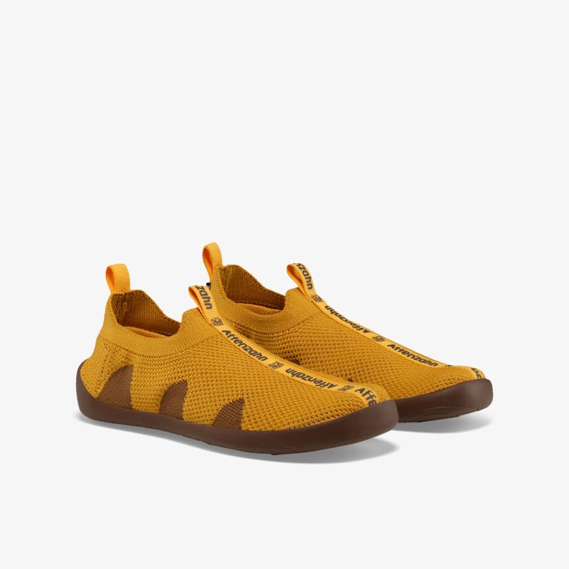 Gelbe leichte Sneaker als Paar mit flexibler Sohle und modernem, atmungsaktivem Design für hohen Tragekomfort