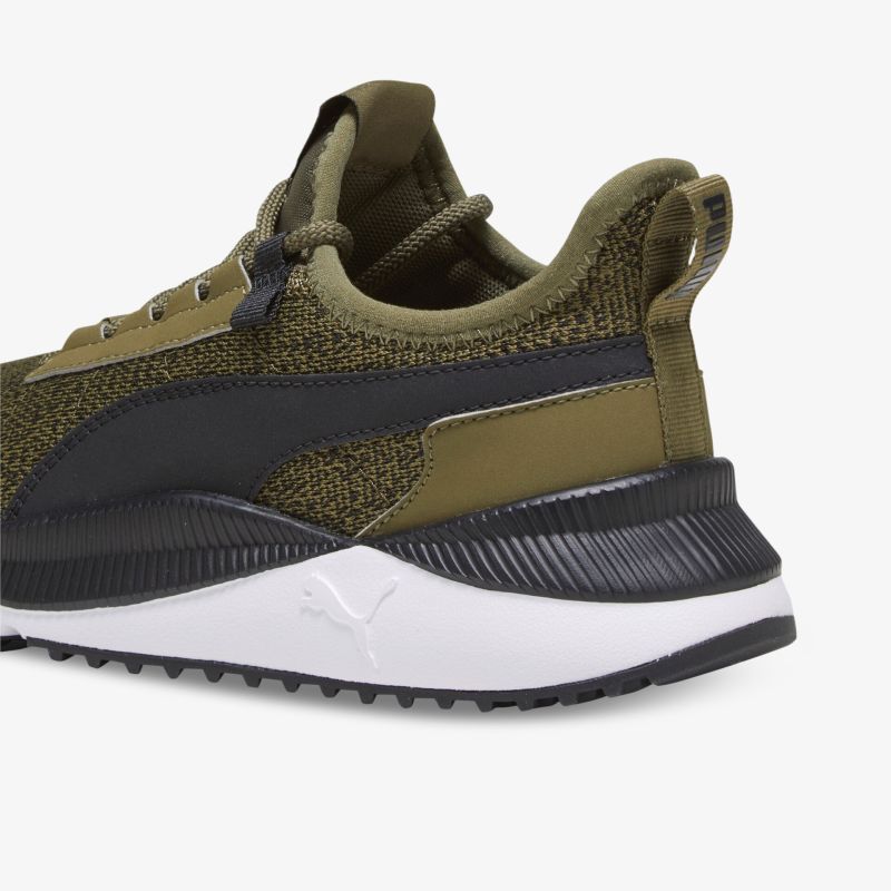 Stylischer Sneaker in Grün mit bequemer Passform und rutschfester Sohle für ultimativen Tragekomfort.