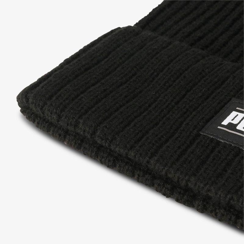 Schwarze Strickmütze mit Logo, stilvoll und komfortabel für kalte Tage.