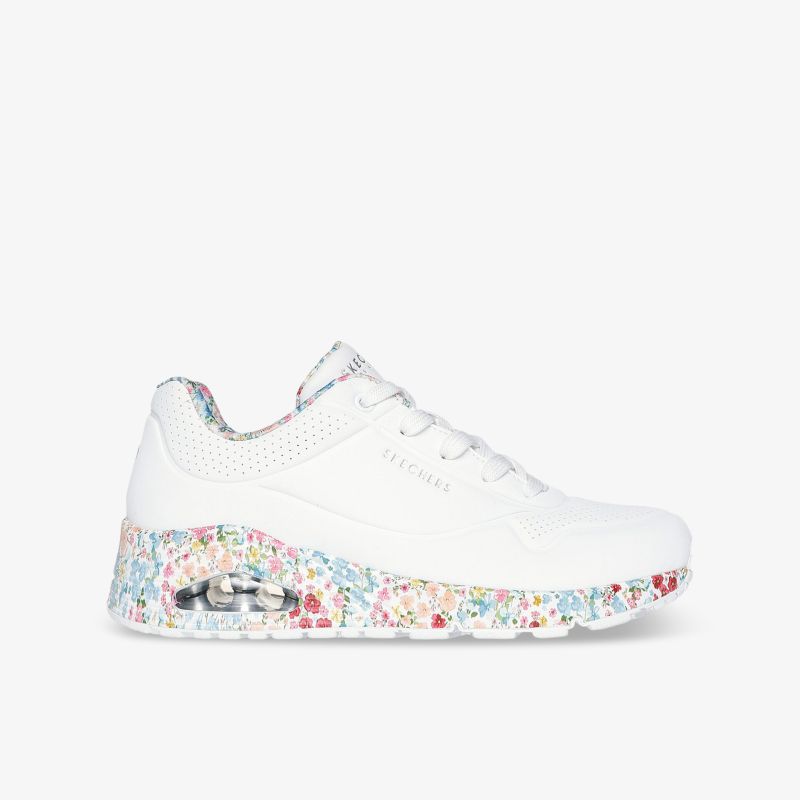 Moderner weißer Sneaker mit bunter, gepolsterter Sohle für optimalen Komfort und stylisches Design