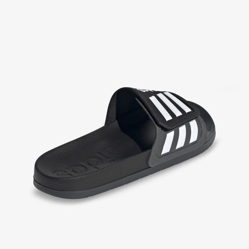 Bequeme schwarze Badeschlappen mit weißem Streifenmuster für Freizeitanlässe und rutschfeste Sohle.