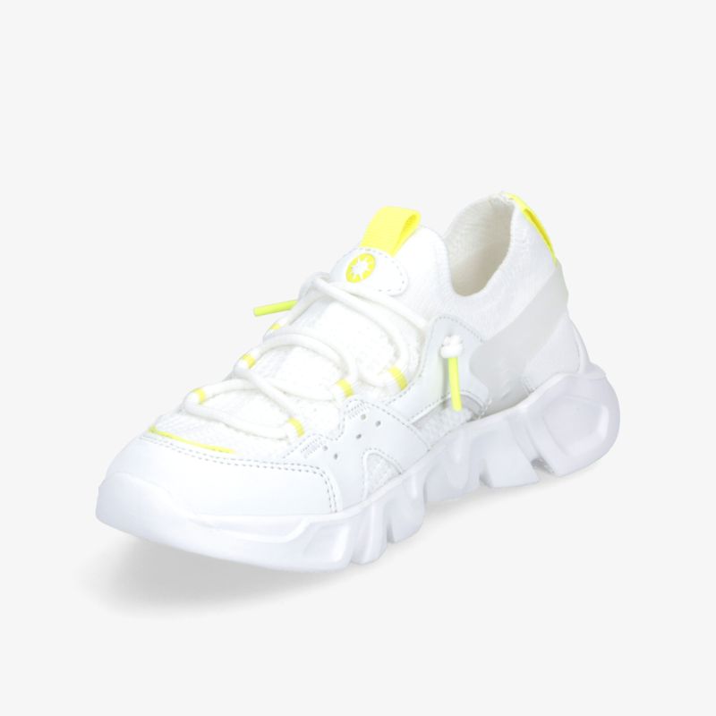 Moderner weißer Sneaker mit gelben Akzenten, bequeme Passform und leichter Sohle in schräger Vorderansicht