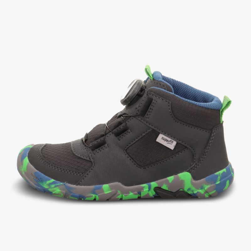 Moderner Outdoor-Schuh in Grau mit grünem Camouflage-Muster auf der Sohle und komfortabler Passform.