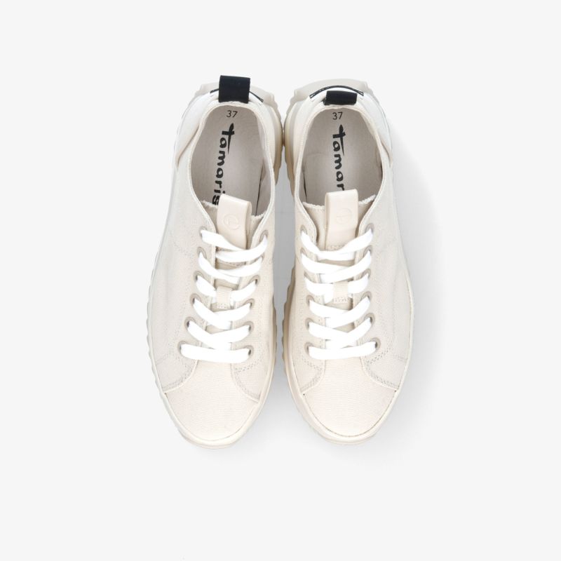 Weißes Sneaker-Paar mit komfortabler Passform und schnürbarem Design, ideal für sportliche Aktivitäten und Alltag