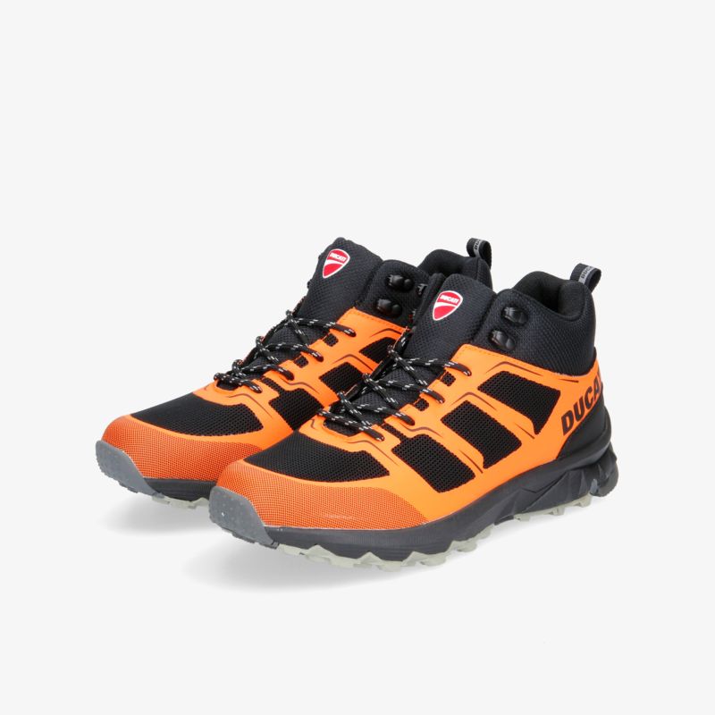 Robuste und stylische Sportschuhe in Schwarz und Orange mit griffiger Sohle, ideal für Outdoor-Aktivitäten.