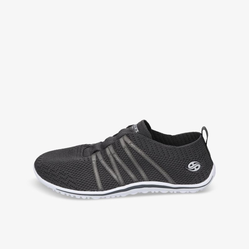 Leichter sportlicher Schuh mit atmungsaktivem Netzmaterial und flexibler, rutschfester Sohle seitliche Ansicht