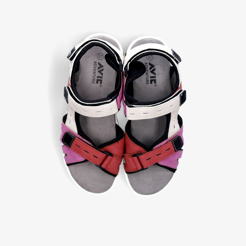 Bequeme, farbenfrohe Sandalen mit verstellbaren Riemen und rutschfester Sohle als Paar von oben liegend