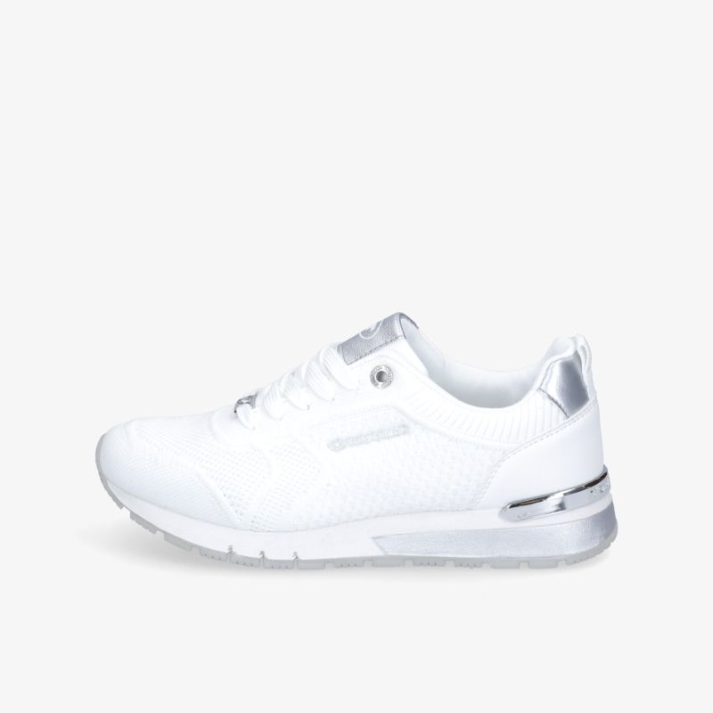 Moderner weißer Sneaker mit silbernen Akzenten und flacher Sohle, ideal für sportliche und lässige Outfits.