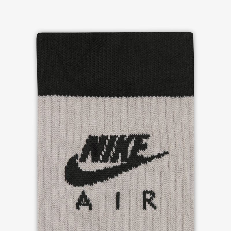 Hochwertige Nike Air Socken in klassischem Design, ideal für Sport und Freizeit.