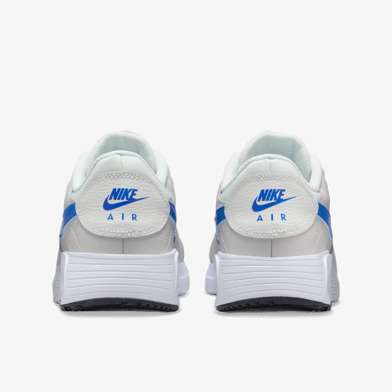 Weiße Nike Sneaker mit blauen Akzenten und Air-Dämpfung in sportlicher Rückansicht