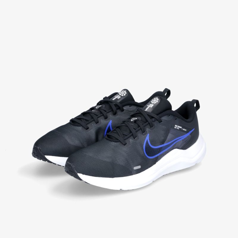 Schwarze Sportschuhe mit blauen Akzenten, ideal für Training und Alltag, bieten Komfort und Stil.